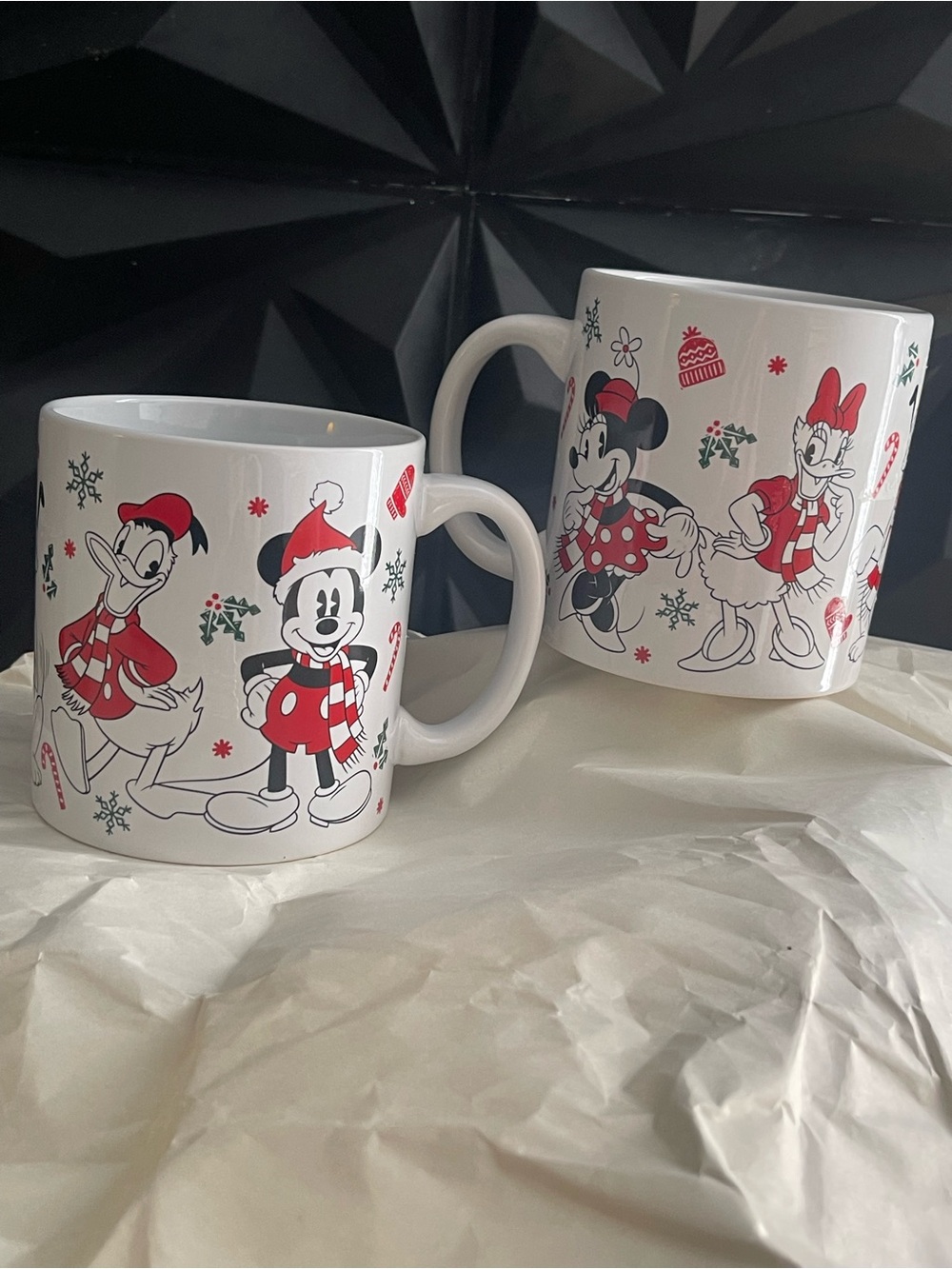 Disney Holiday 
Coffee Mugs of 2 - Mickey, Minnie,Donald,Daisy &
Pluto